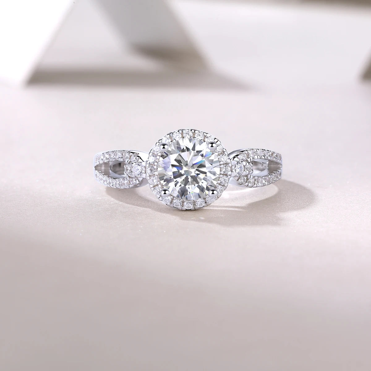 925 Silver Metal with Rhodium Plating Fashion Accessory 1 Carat Elegant Ladies Moissanite Ring