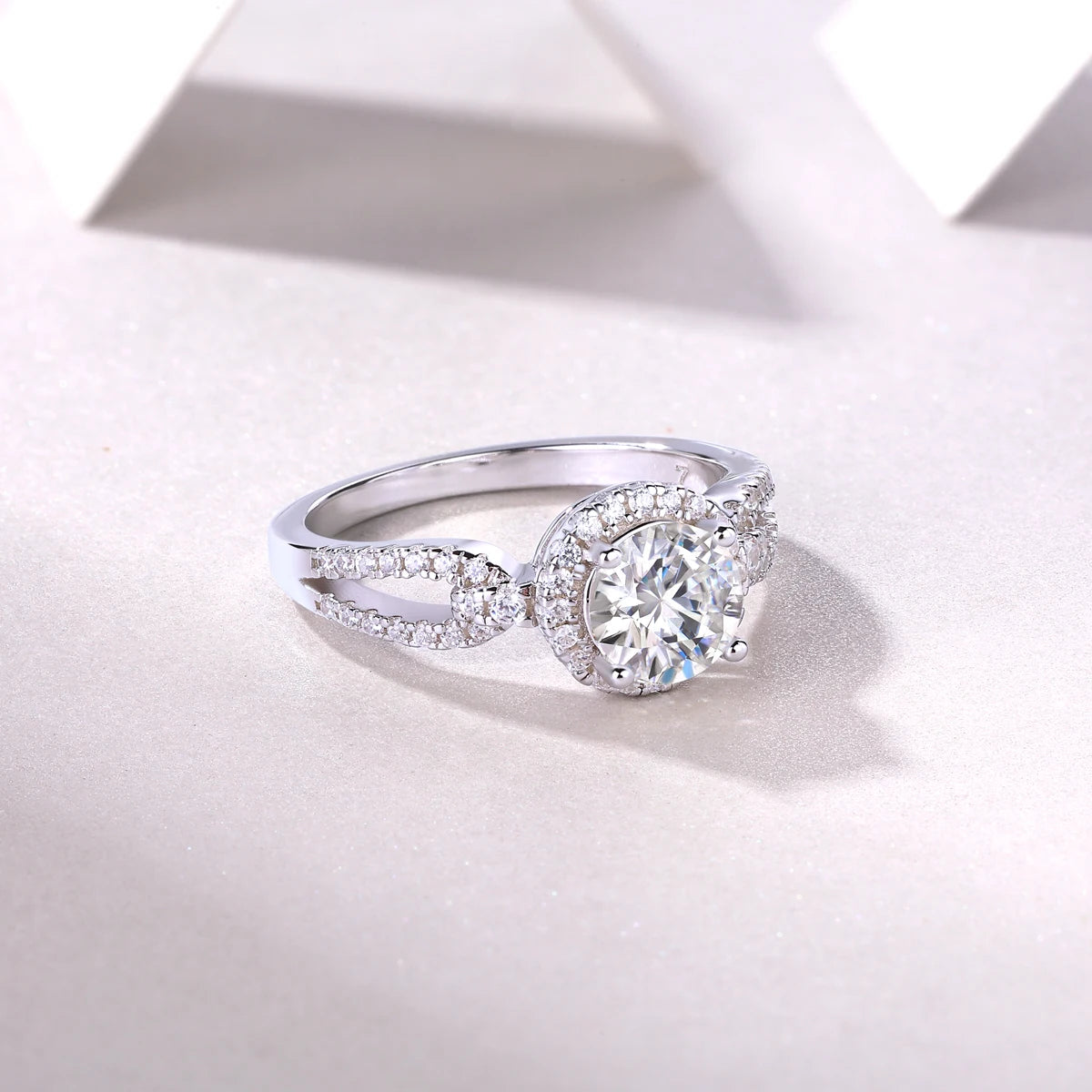 925 Silver Metal with Rhodium Plating Fashion Accessory 1 Carat Elegant Ladies Moissanite Ring
